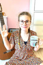 Lade das Bild in den Galerie-Viewer, Hannahccino Cat Standard Tasse

